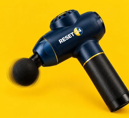 Pistola de masaje RESET24 Recovery en uso con cabezal de bola